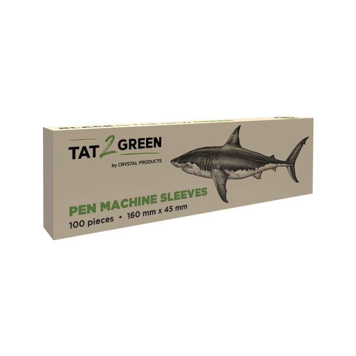 Une boîte rectangulaire étiquetée « Boîte de 100 Tat2Green - Gaines de Protection pour Machines Pen Noires » par CRYSTAL PRODUCTS. Le texte indique « PEN MACHINE SLEEVES, 100 pieces, 160 mm x 45 mm », sur fond beige avec une illustration de requin.