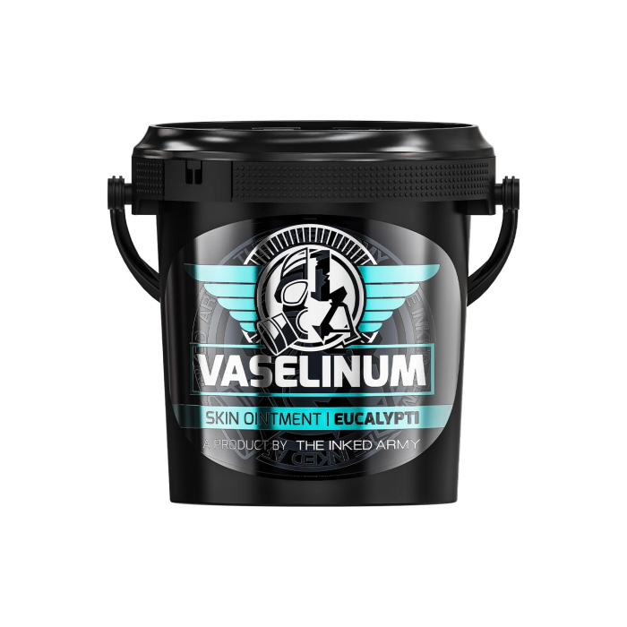 Un bac noir avec une poignée, étiqueté « Inked Army - Vaselinum Eucalypti avec Huile d’Eucalyptus 1000 ml », orné d’une figure ailée et de la mention « A Product by The Inked Army » (Un produit de The Inked Army).