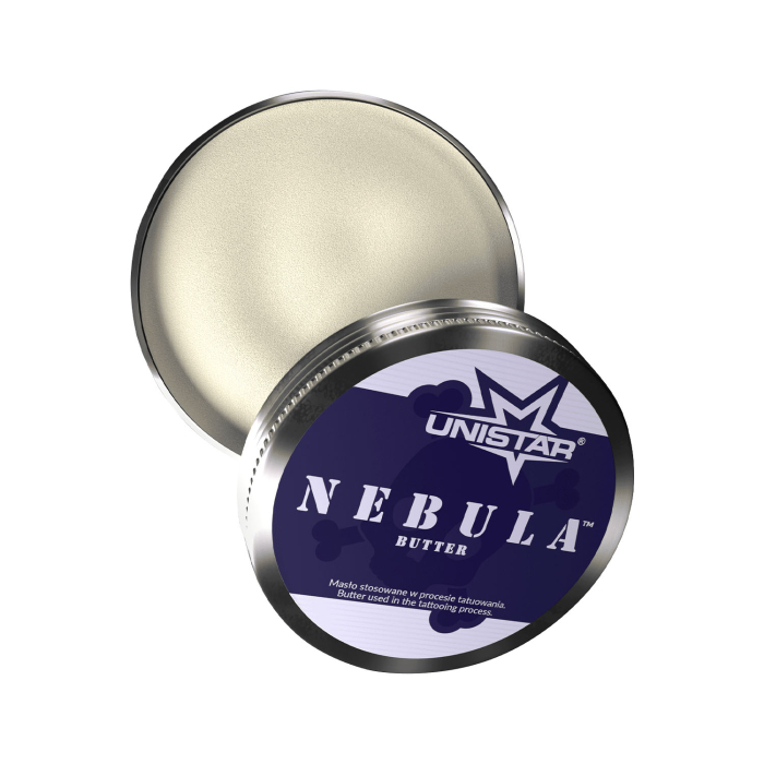 Une boîte métallique ronde étiquetée Beurre Anesthésique Unistar Nebula 200 ml, dont le couvercle est partiellement ouvert pour laisser apparaître un baume lisse blanc cassé à l’intérieur. L’étiquette bleu foncé comporte un texte et des graphiques blancs.