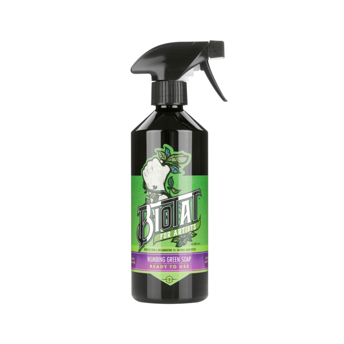 Un flacon pulvérisateur noir de 500 ml, étiqueté « Savon vert anesthésiant BIOTAT – Prêt à l’emploi », avec accents verts et violets et illustration d’une main tenant des feuilles, contenant un savon vert anesthésiant prêt à l’emploi.
