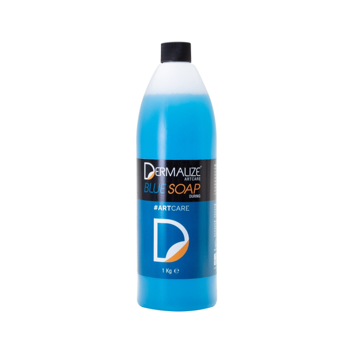Une bouteille de 1 kg de Savon Bleu Dermalize Artcare présente un bouchon blanc, une étiquette transparente et un liquide bleu vif. L'étiquette affiche le nom de la marque et les détails du produit en texte blanc, bleu, orange et gris.